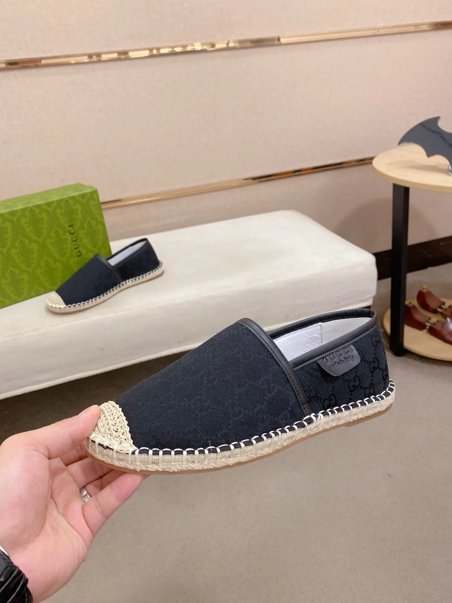 Factory price: 400💰High-quality GUCCI💫Men's latest slip-on Loaf casual shoes✔️The original version is available simultaneously at the counter and is a one-to-one replica🏍️Fabrics: Italian imported fabrics, pure hand-pulled threads, raw rubber breathable anti-slip outsole, breathable and comfortable lambskin lining, 100% comfortable density, original rubber outsole wear-resistant ✔️Code number: 38-44, you deserve it, (Note: 45 can be customized, non-refundable and non-exchangeable)
